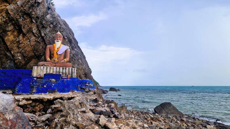 tc-travel-counsellors-wide-inside-veerle-willems-thailand-koh-samui-monk-cave-standard-p5h3ew.jpg