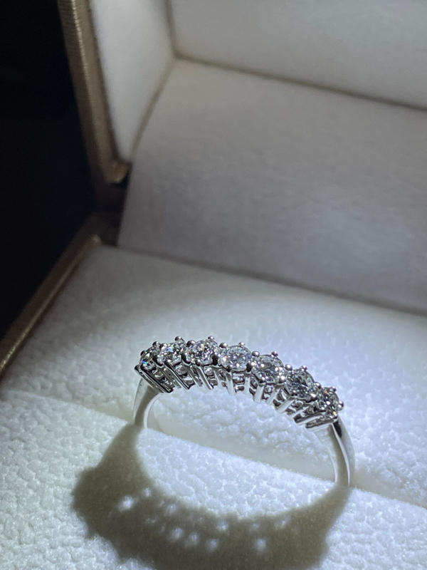 ANELLO VERETTA 7 PIETRE IN ORO BIANCO 18 KT E DIAMANTI NATURALI 0,35 CT