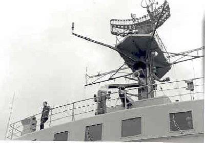 de brug met bovenop de radar