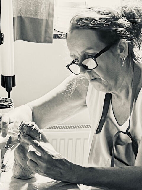 kunstenaar Joke Boersma aan het werk in atelier in Wageningen
