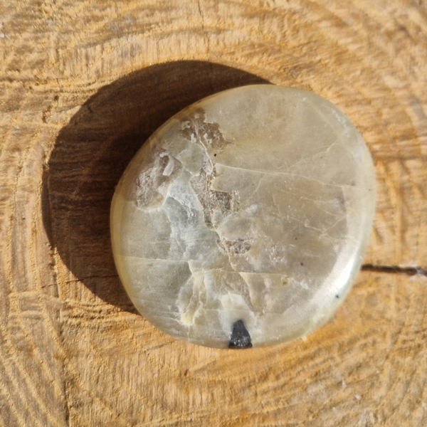 Pierre de lune beige avec trace de garniérite