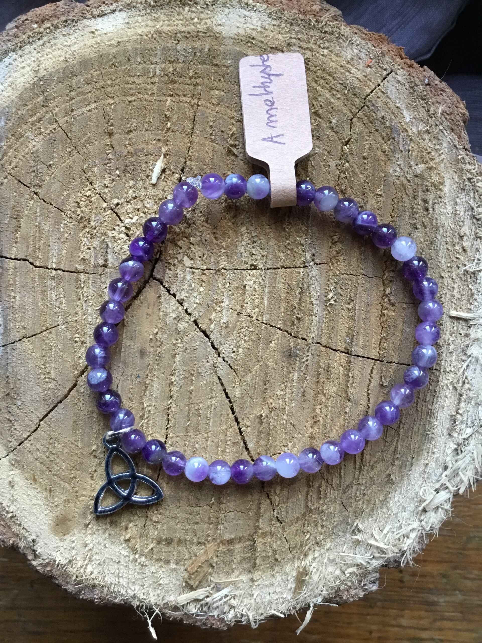 Bracelet boule améthyste et breloque triquetra