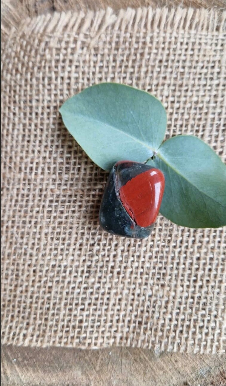 Jaspe héliotrope cubique roulée