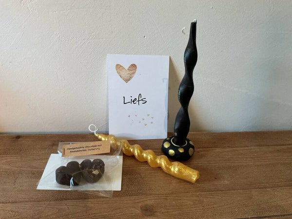 Goudsetje met 2 sierkaarsen en chocolade