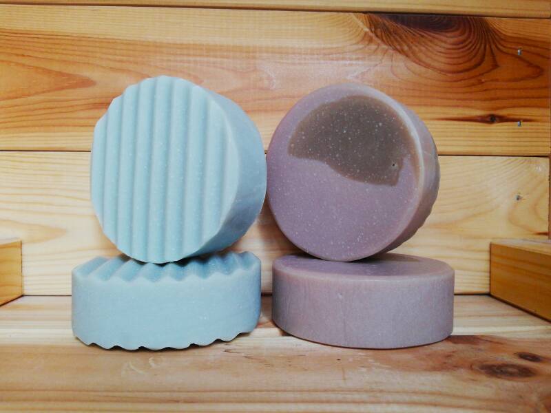 links gefärbt mit blauer Tonerde, rechts mit Alkannawurzel