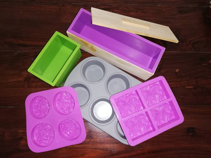 Verschiedene Seifenformen. Silikonformen mit Muster, Blockformen und runde Muffinförmchen