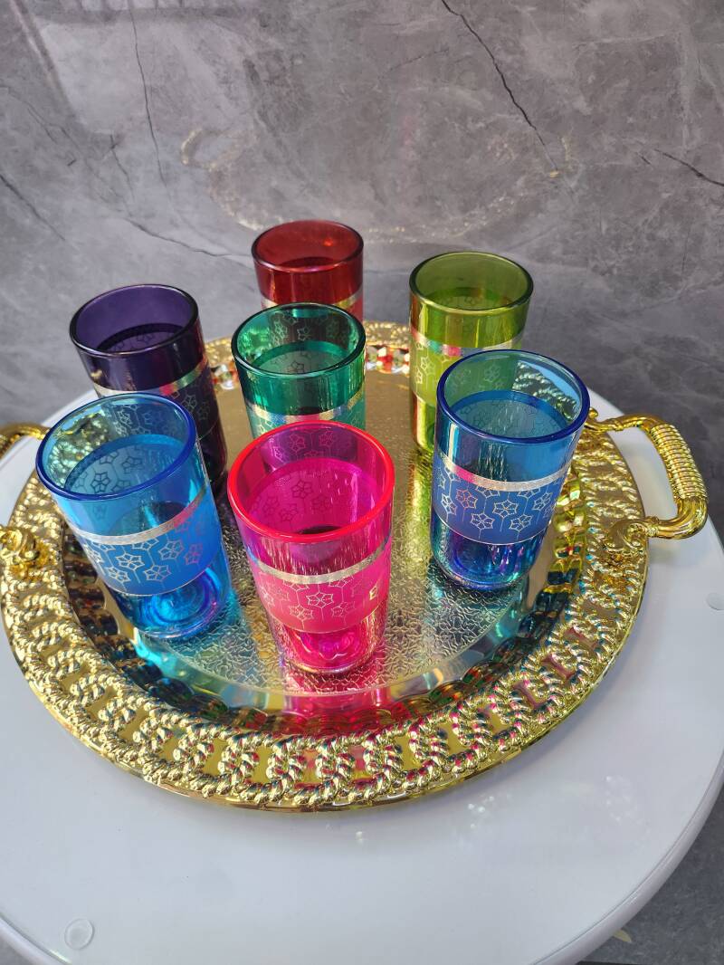 table-salon-marocain-verres-eau-jus-coleur-plateaux-doree
