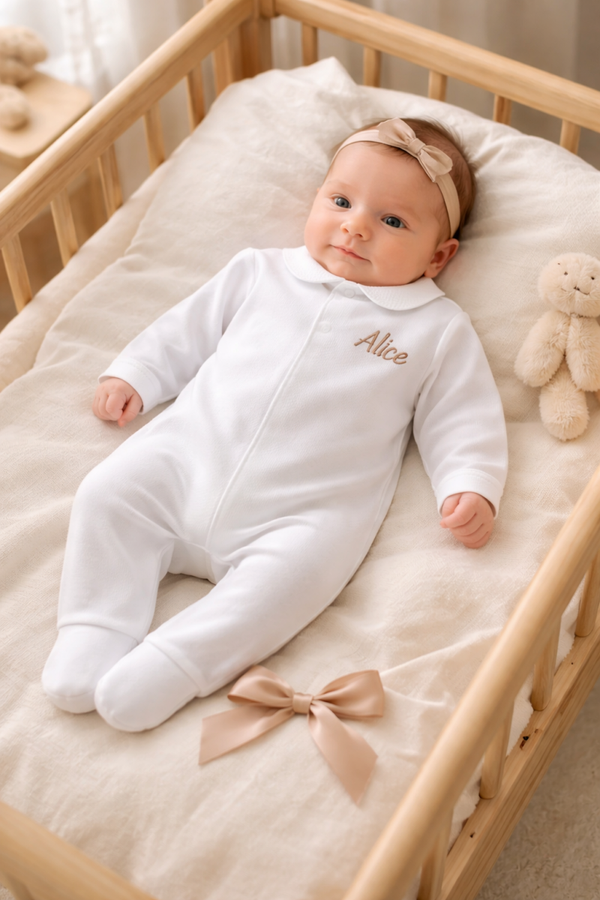 Zacht babypakje met engelvleugeltjes en naam