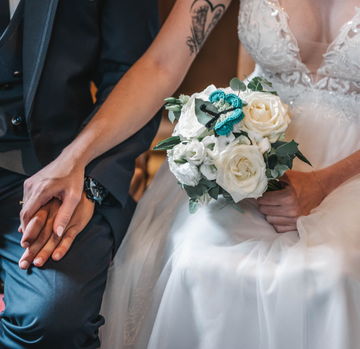 Fleurs mariage couple se donne la main