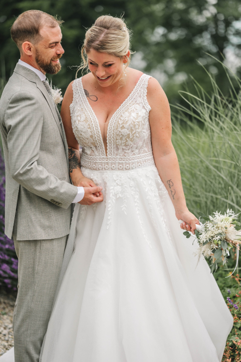 mariage couple ils rigolent lors de leur belle journée de mariage