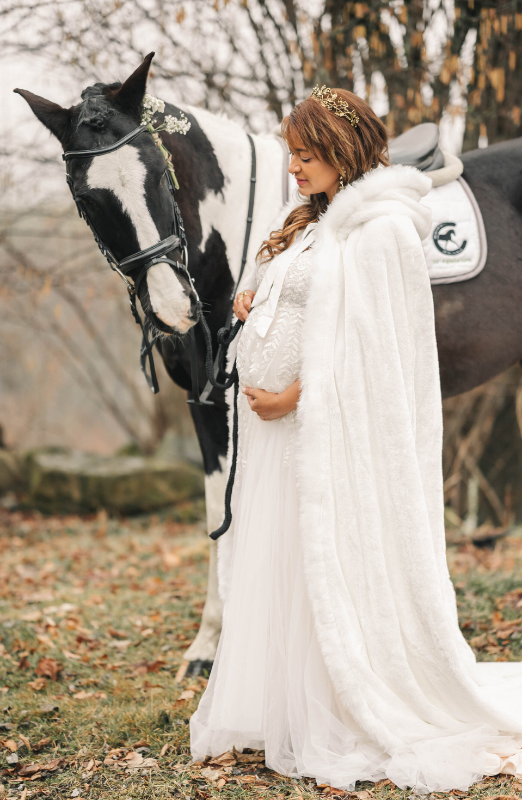 Mariée enceinte et cheval qui regarde son ventre 