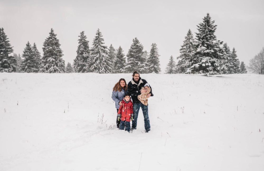 une famille en hiver sous la neige