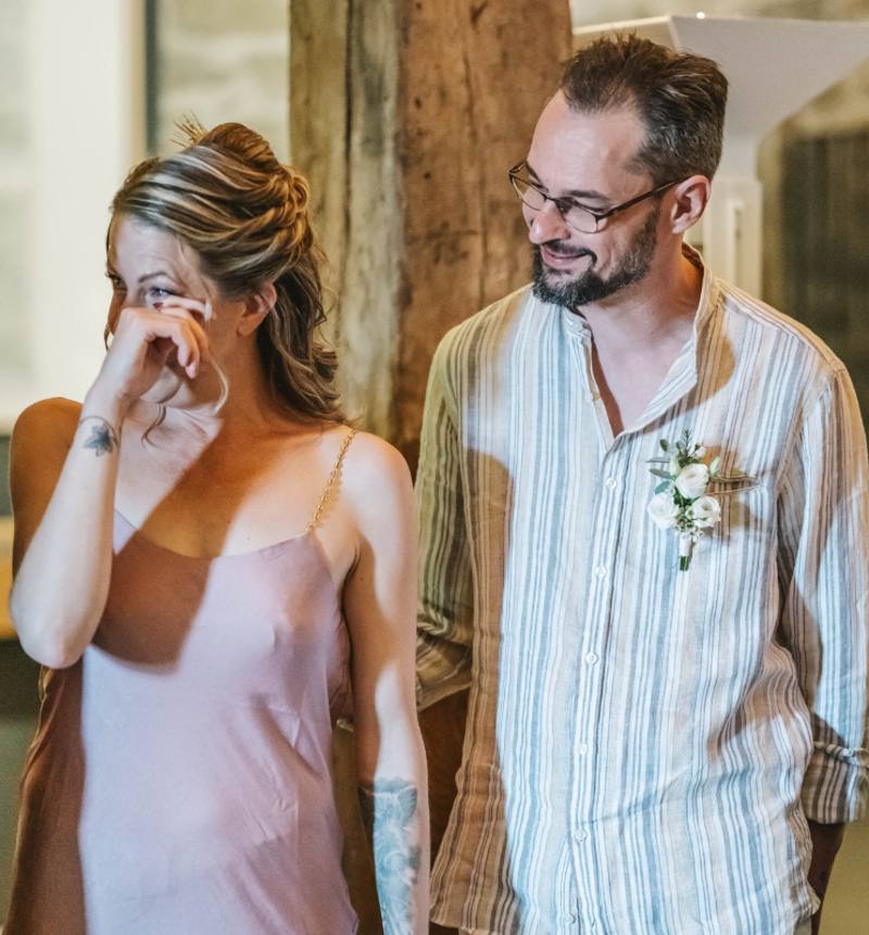 Cérémonie mariage mariée en pleurs de joie