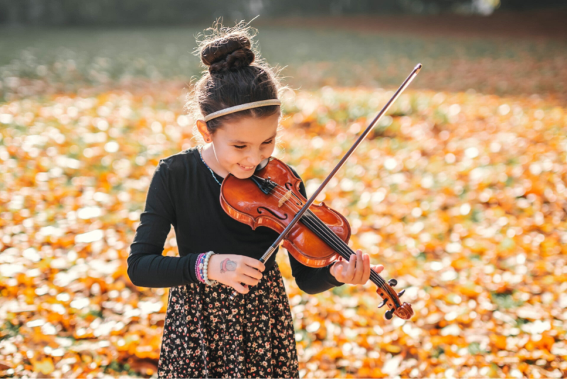 enfant qui joue du violon en riant