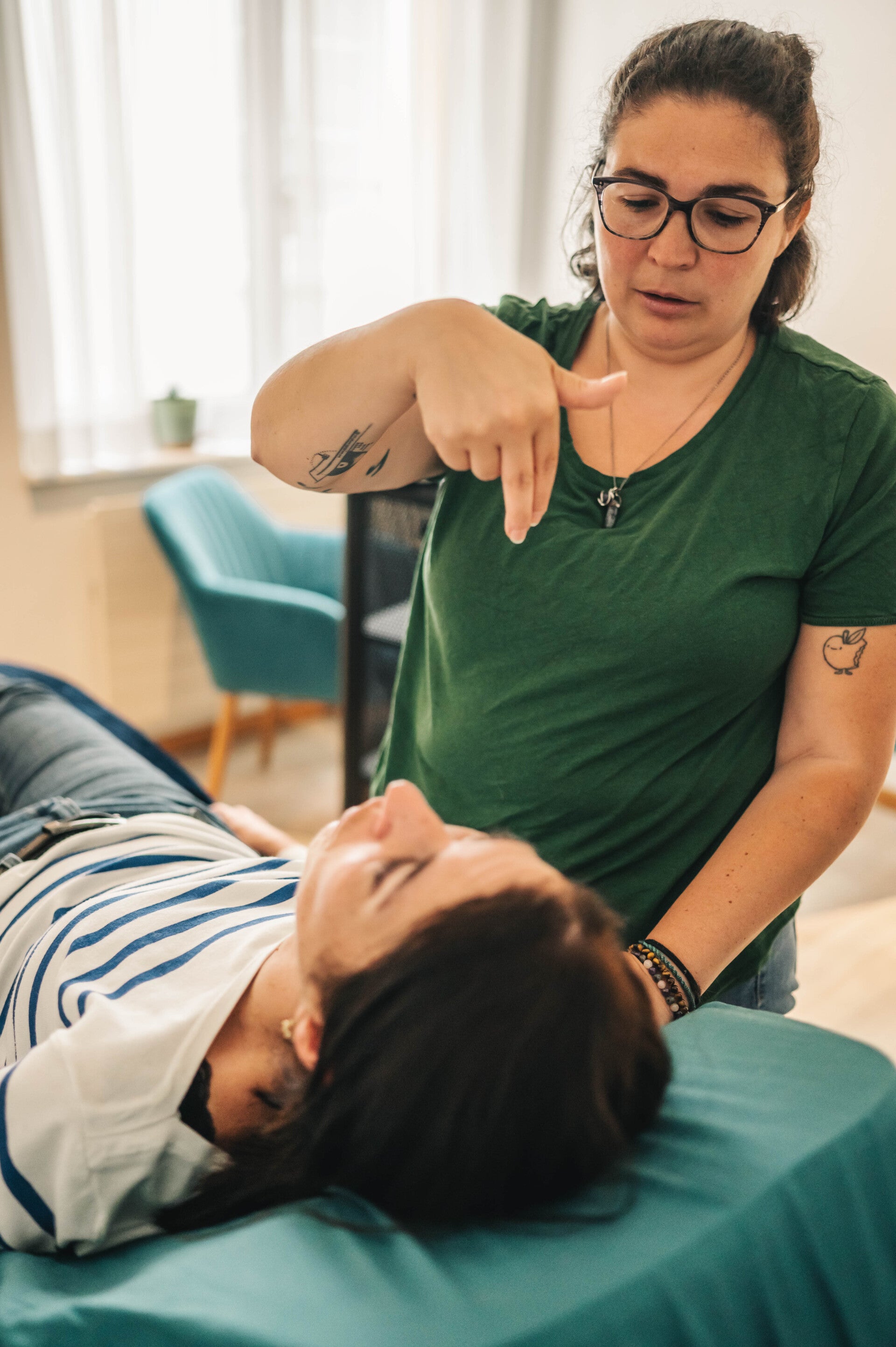 tasse a café et en arrière plan personne qui travail