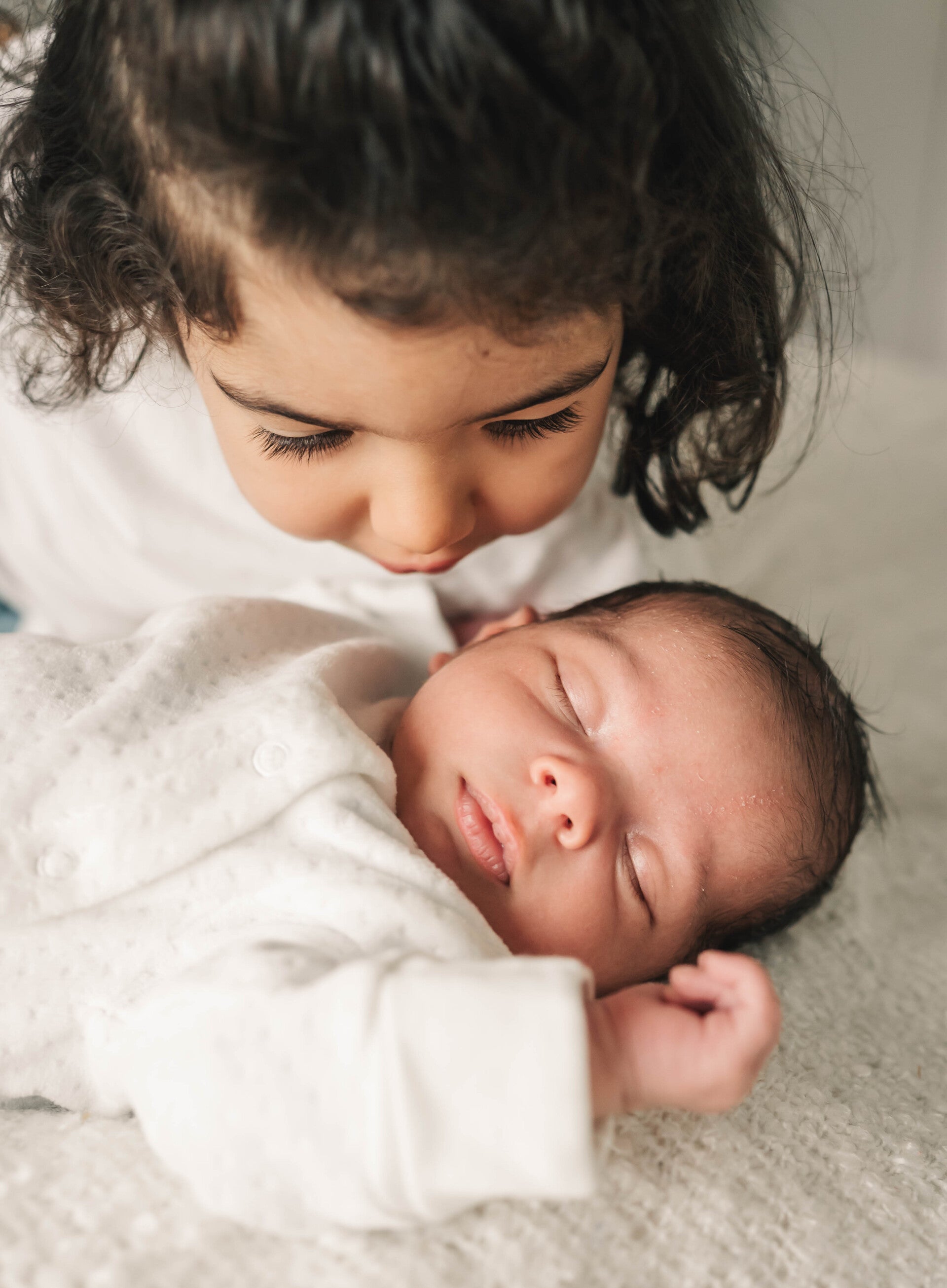 photo d'une petite fille et son frère 