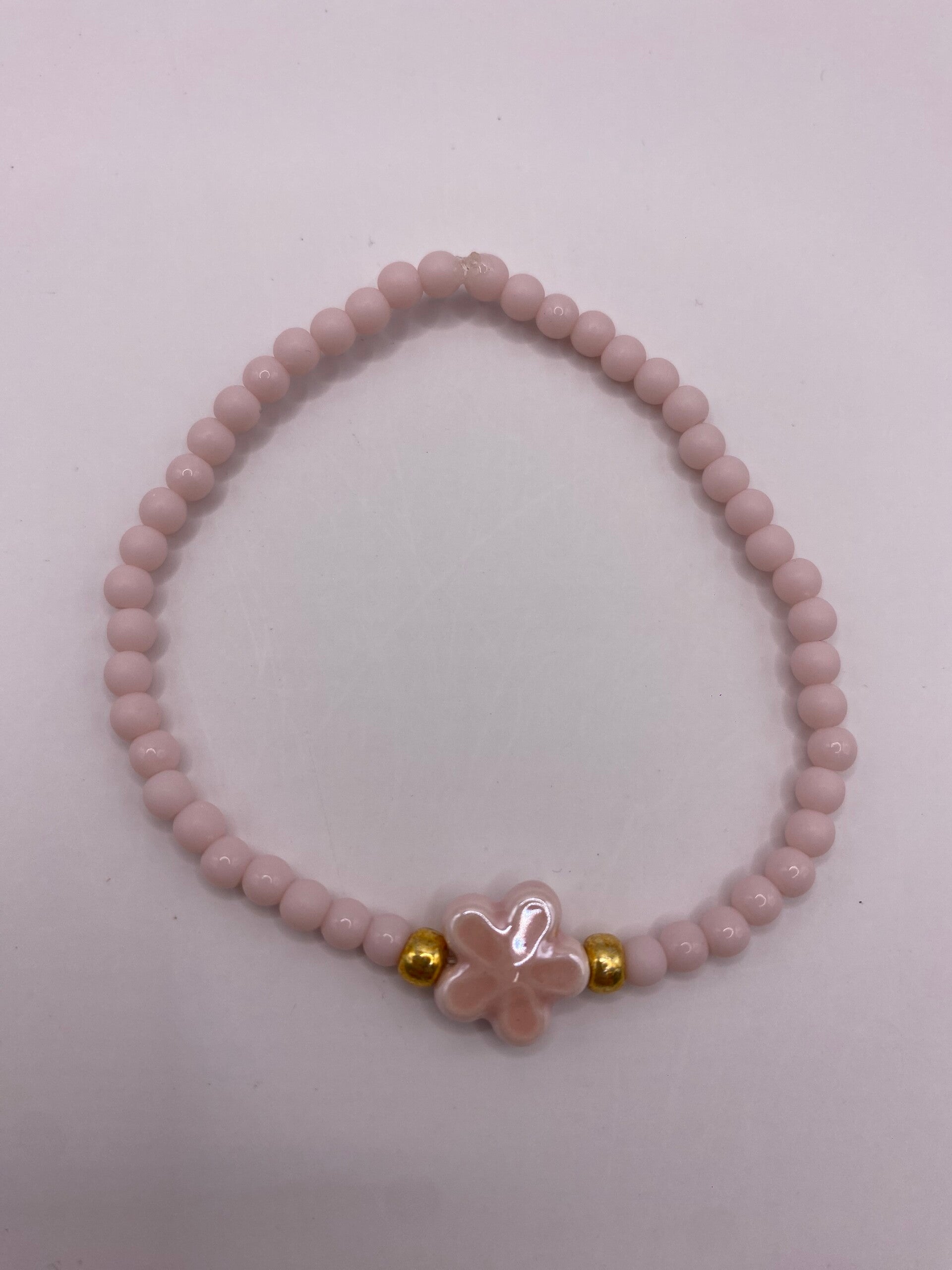 Armbandje baby pink met bloem