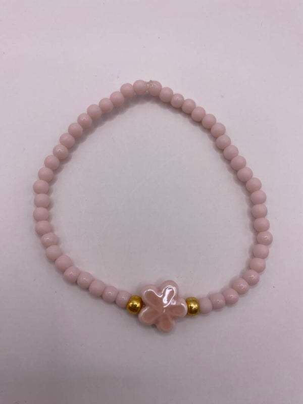 Armbandje baby pink met bloem