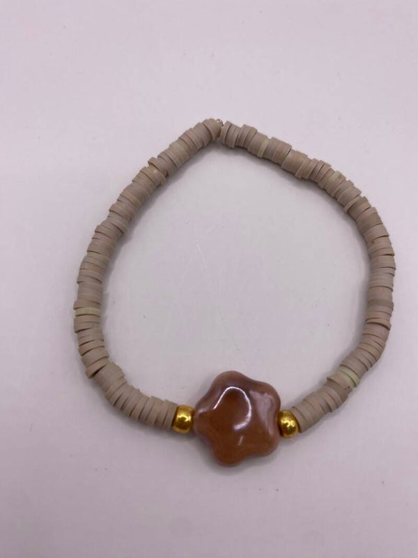 Armbandje beige met bloem