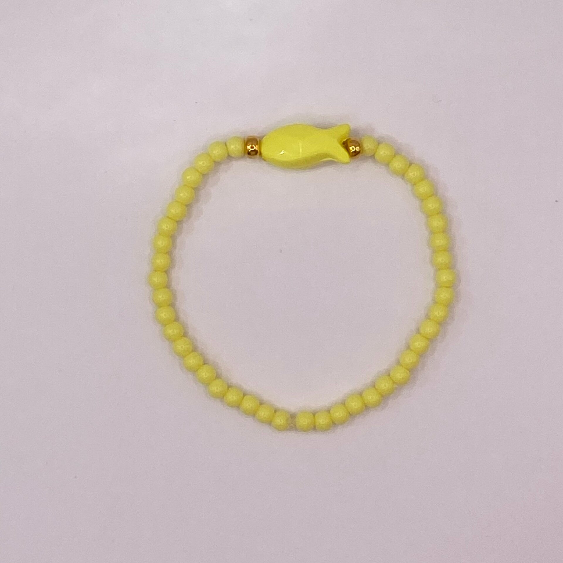 Armbandje geel met visj