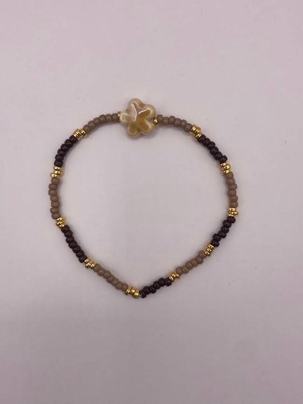 Armbandje bruin met bloem