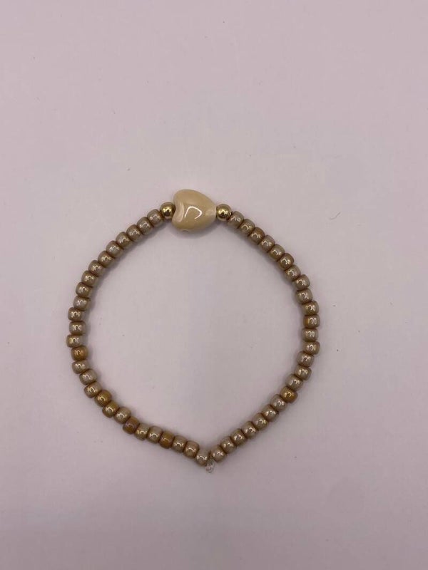 Armbandje taupe hart