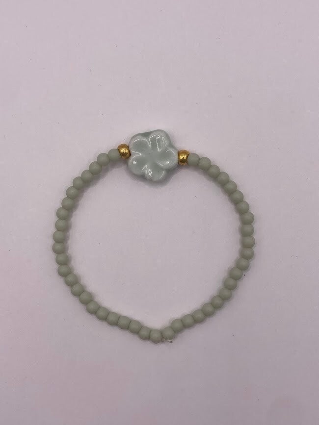 Armbandje groen met bloem