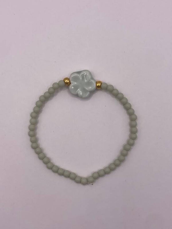 Armbandje groen met bloem