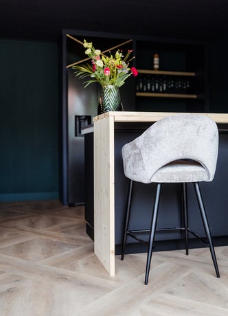 Bar houten PVC vloer met zwarte accente sfeervol