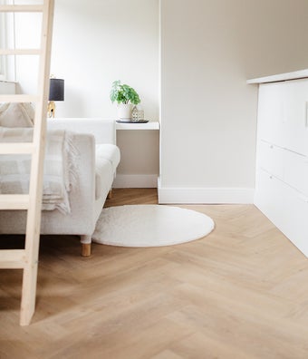 PVC vloer in kleine ruimte, visgraat patroon houtlook kleur