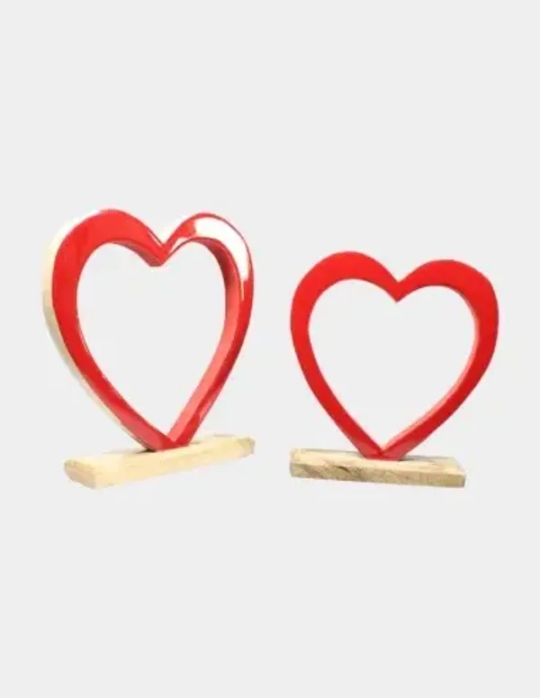 Corazón decorativo rojo con base de madera