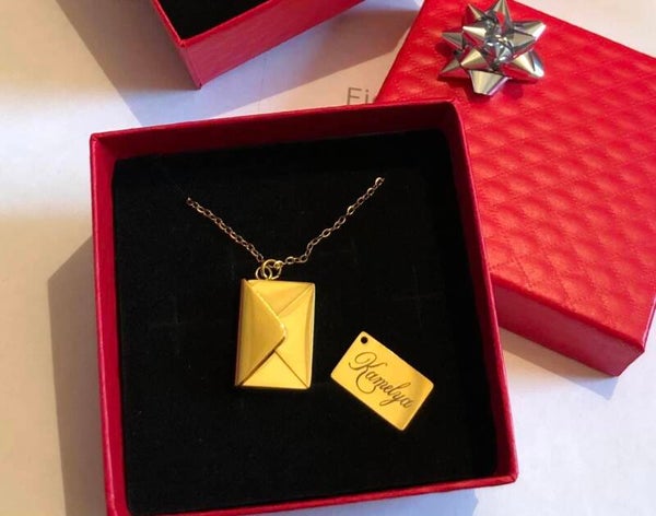 Collier envellope avec petite carte secrète et message d’amour