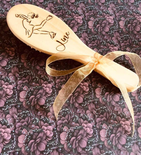 Brosse en bois patineuse avec prénom