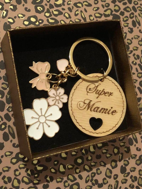 Porte clés mamie fleur rose