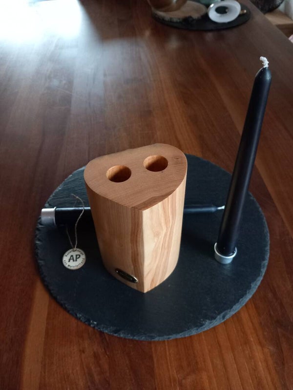 Wunderschöne Handmade Applikation Kerzenständer aus Naturhartholz für zwei Kerzen.