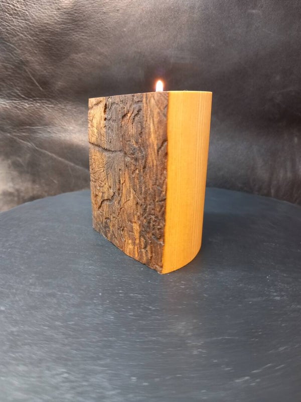 Einzigartiger Teelichthalter aus Naturhartholz mit interesanter Maserung.