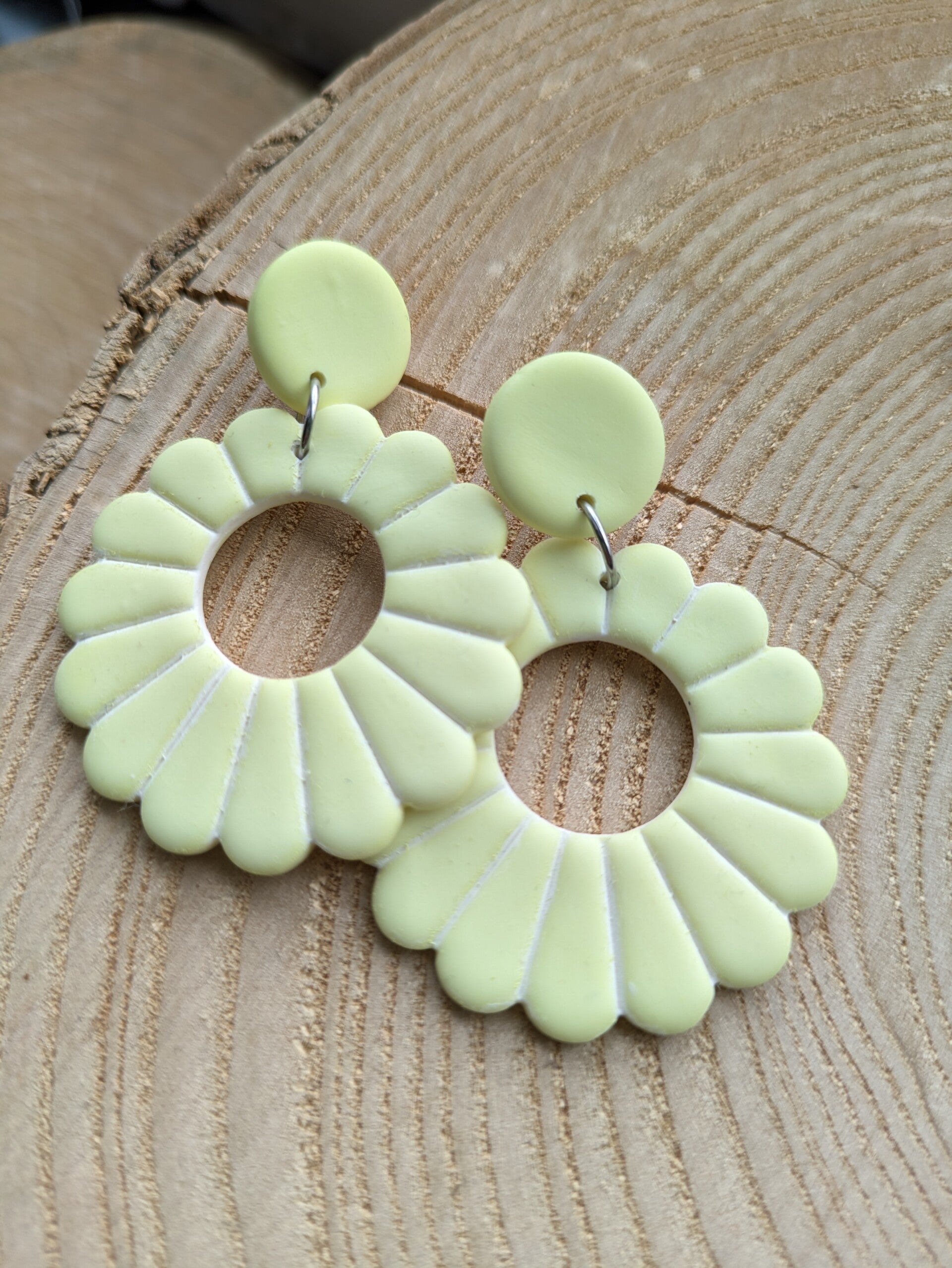 Sunny Whitewash pastelgeel oorbel