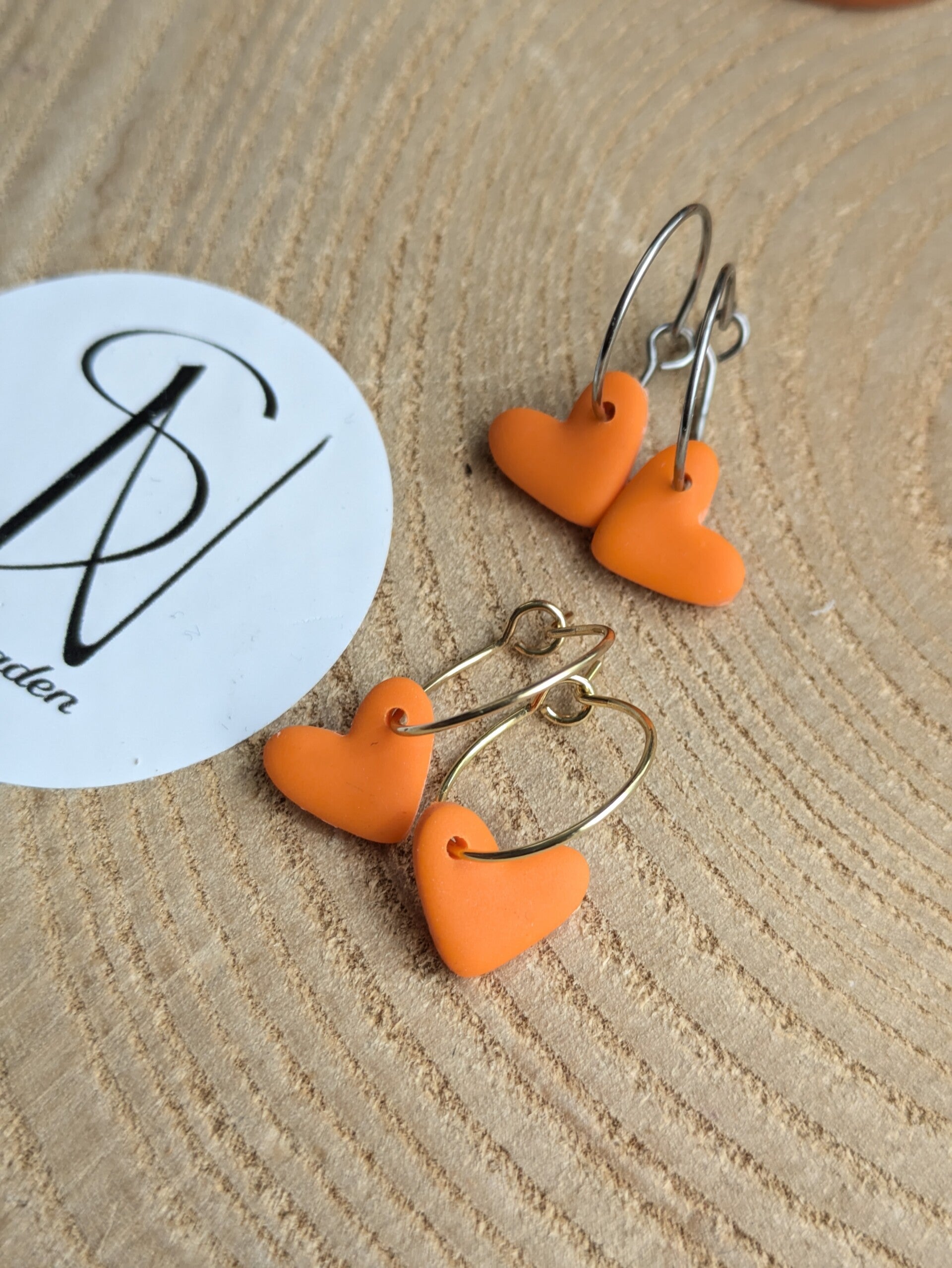 Oranje mini love oorringen