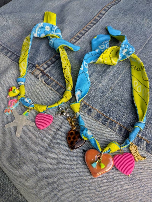 Bandana ketting bedels aqua/geel
