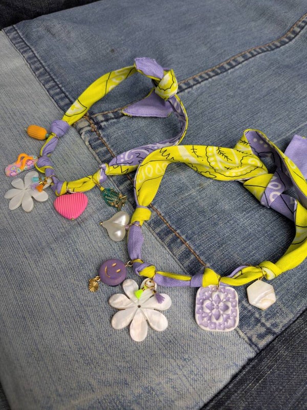 Bandana ketting bedels paars/geel