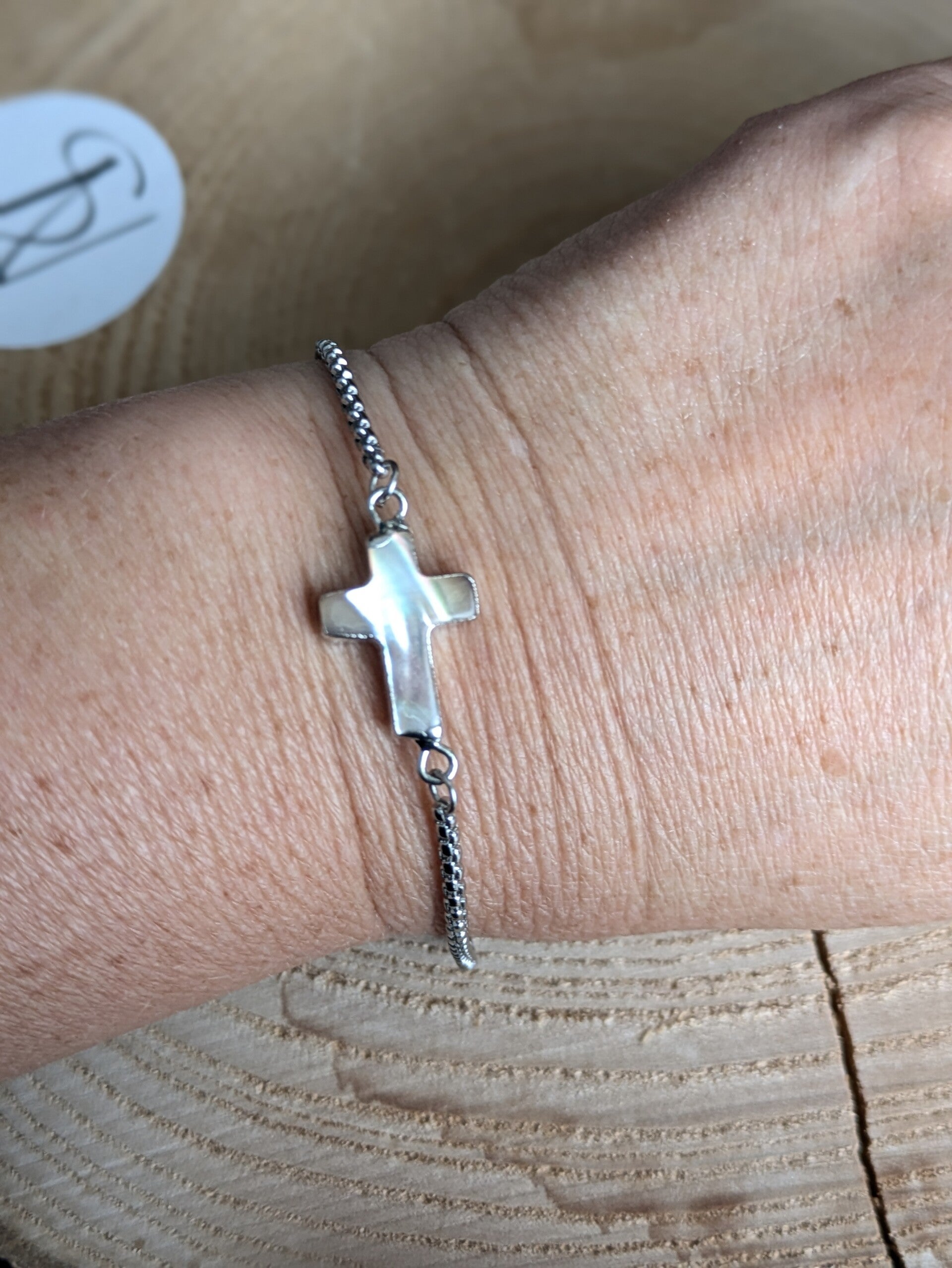 Pearly cross armbandje