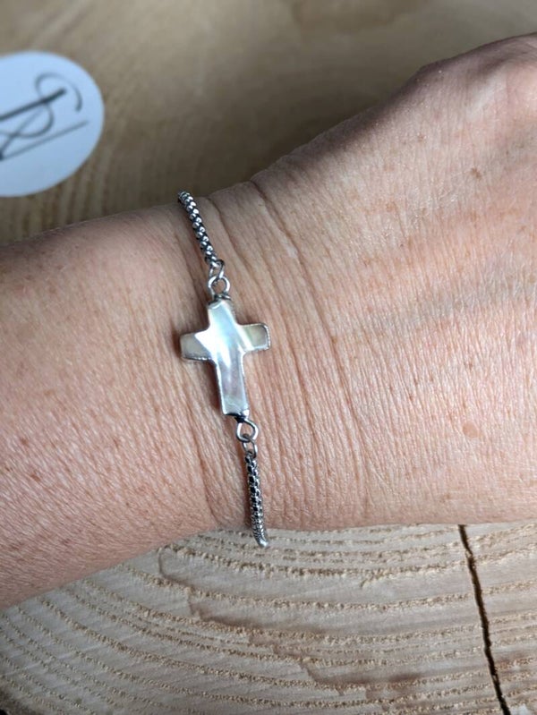 Pearly cross armbandje
