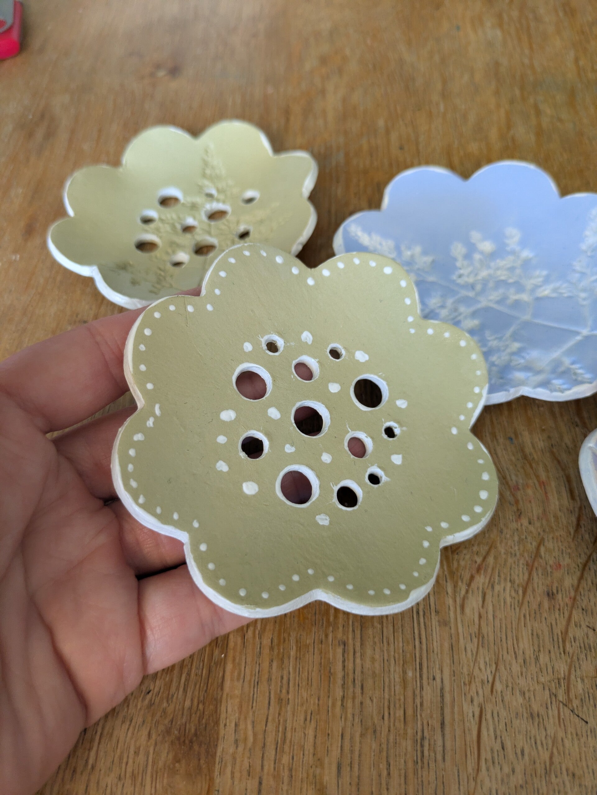 Bloemverdeel schaaltje dots