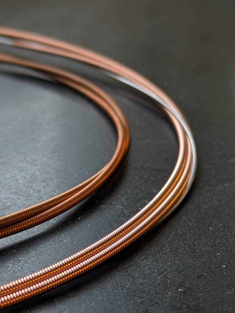 Bassträngar med kopparspinning till piano