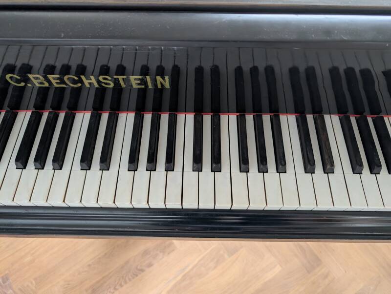 Bechsteinflygel med återtällda tangentbelägg
