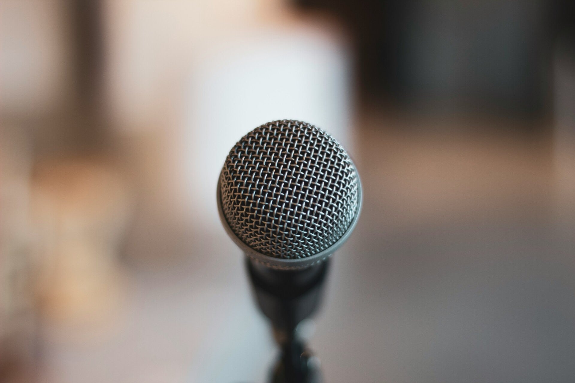 Foto (microphone): Charly Alvarez/Unsplash
