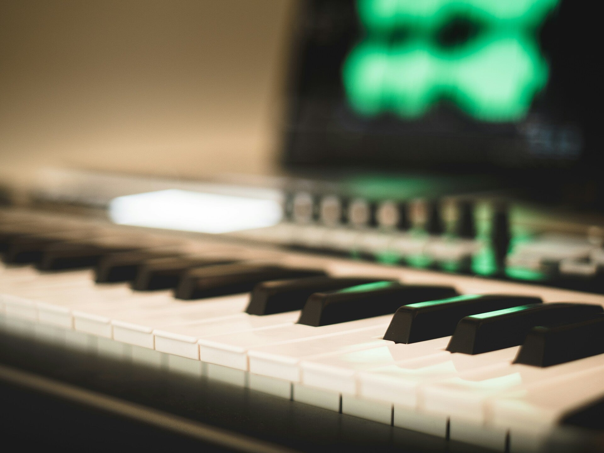 Foto (digital piano): Elias Lobos/Unsplash
