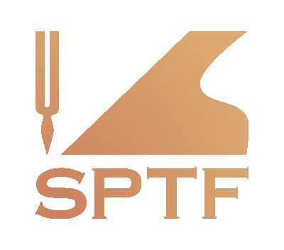 Logotyp för SPTF. En grafisk symbol föreställande en stämnyckel och ett öppet flygellock.