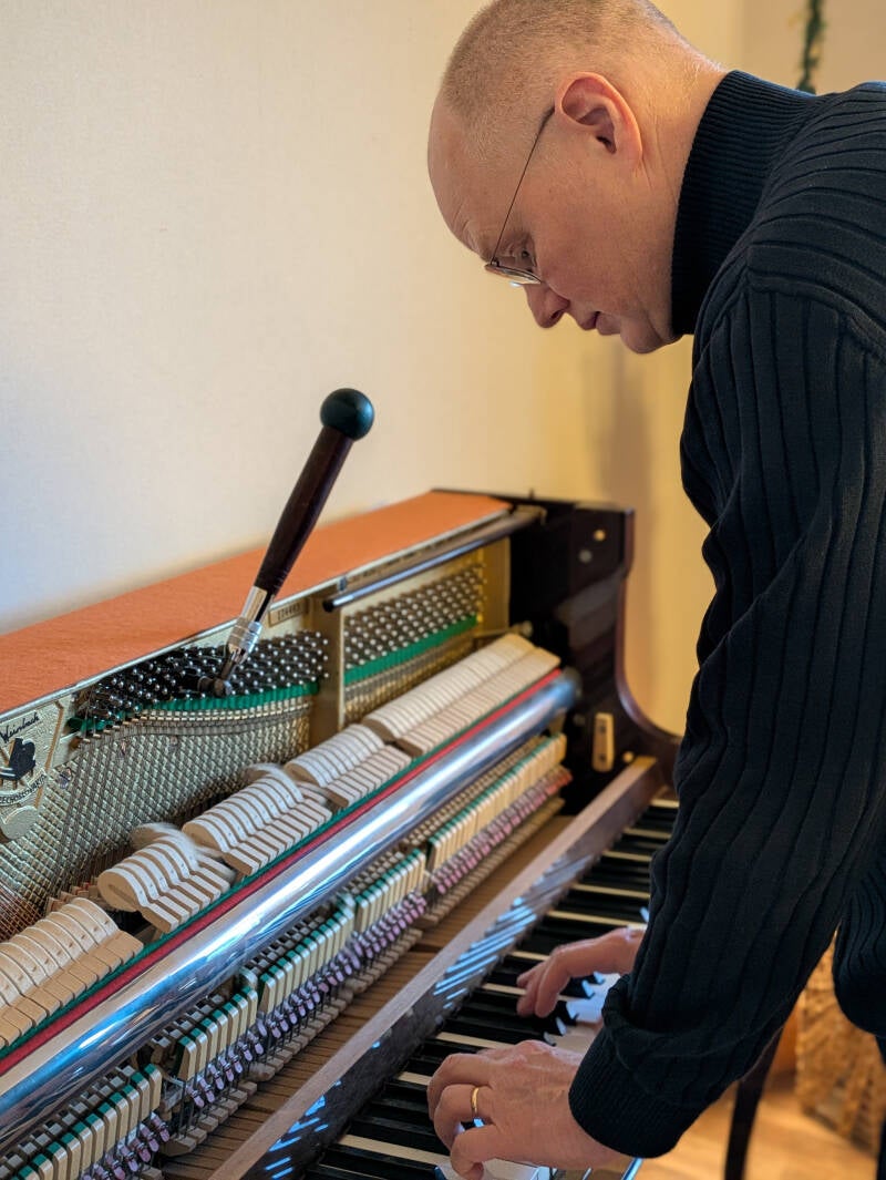 Pianostämmare Mårten Winnberg stämmer ett Weinbachpiano