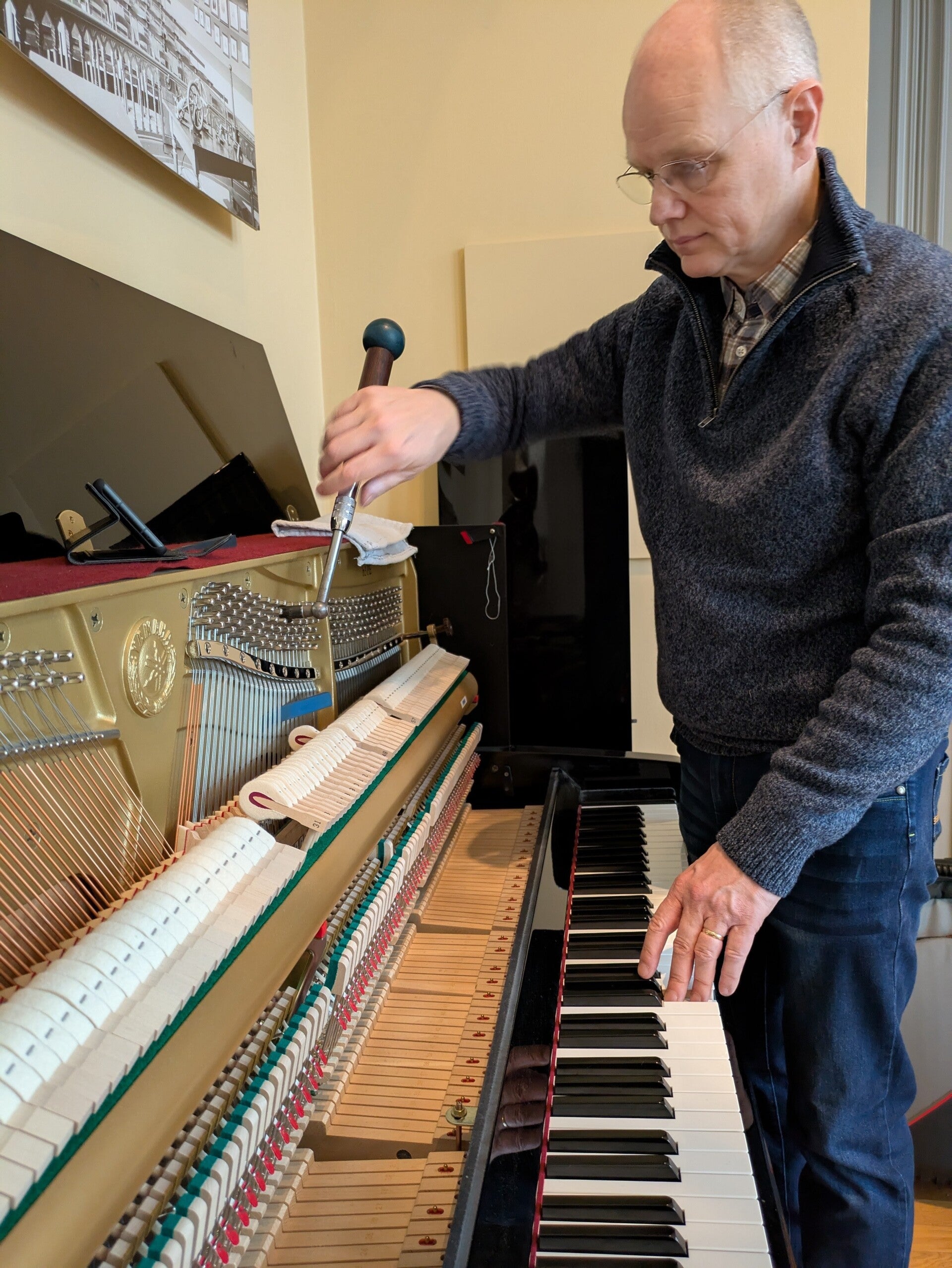 Pianostämmare Mårten Winnberg, stämning av Yamahapiano i Lund